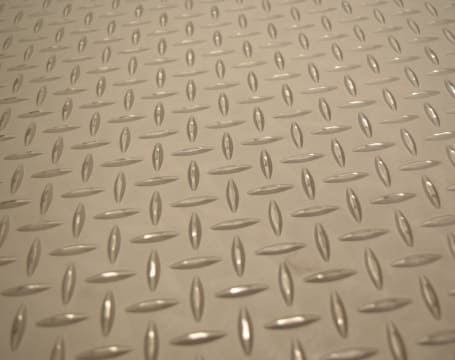 Pieza de placa antiderrapante de acero inoxidable colocada horizontalmente en una fábrica