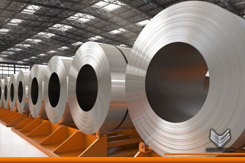 Rollos de cinta industrial de aluminio alineados en bodega