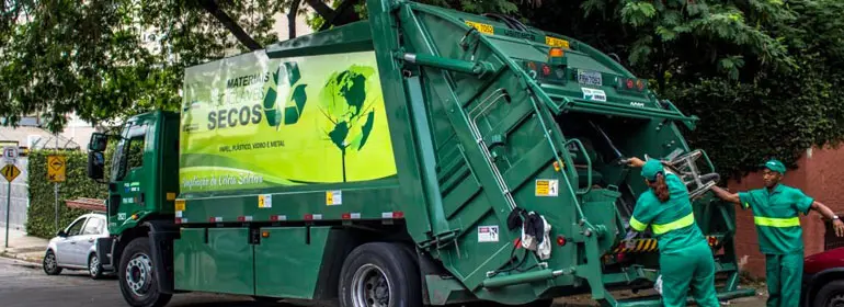 camión recolector llevando metales de reciclaje