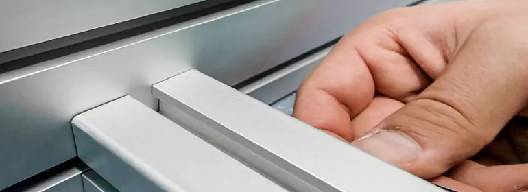 ¿Qué son los perfiles de aluminio? Descubre cómo se colocan y qué tipos hay 4 hombre instalando una ventana con perfiles de aluminio