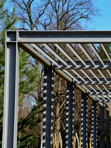 Diseño de una pérgola moderna con acero inoxidable