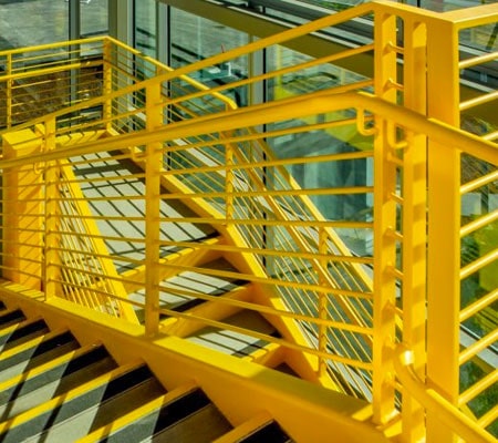 Pasamanos amarillo colocado en una escalera contra incendios