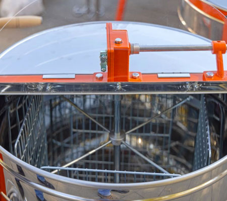 Máquina revolvedora de miel que entre sus elementos de construcción se encuentran varillas de acero inoxidable