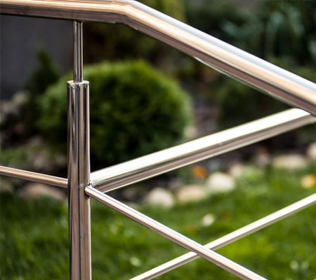 Vista frontal de uno de los tipos de barandas para escaleras de acero inoxidable en exteriores.
