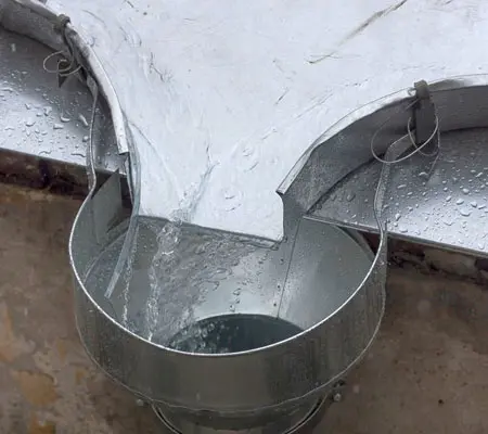 Canaleta que retiene el agua mientras la envía al bajante
