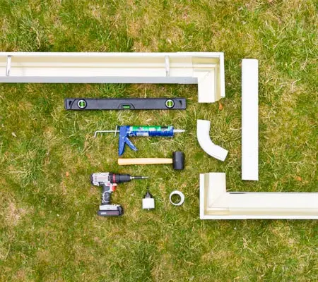  accesorios requeridos para su instalación, tales como taladro, nivel, silicón y martillo de goma, todos están sobre césped