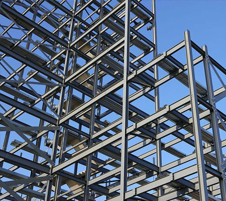 Estructura metálica de una edificación hecha con acero al carbono