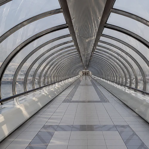 Acero inoxidable en arquitectura: aplicaciones, ventajas y grados ideales 3 Estructura de pasillo construida con acero inoxidable dentro de un aeropuerto