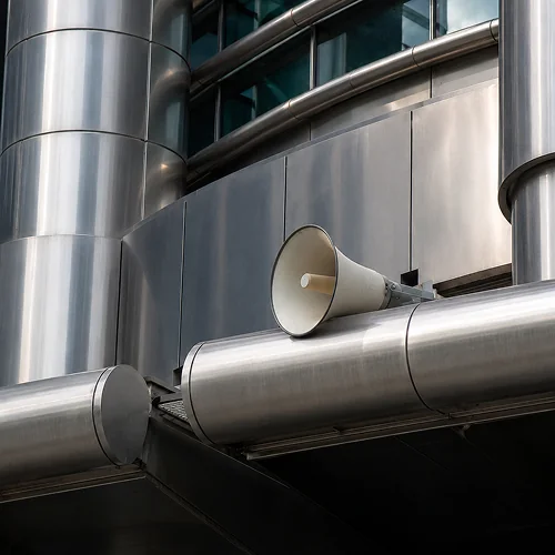 Acero inoxidable en arquitectura: aplicaciones, ventajas y grados ideales 2 Fachada de edificio de oficinas con recubrimiento de acero inoxidable