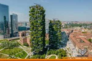 Arquitectura bioclimática en unas torres cubiertas de vegetación