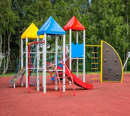 Parque con juegos infantiles