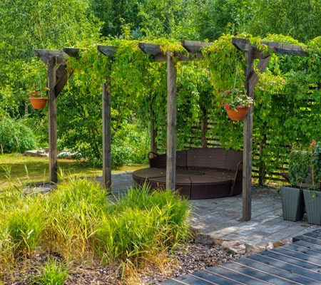 Pérgola bioclimática instalada en un jardín