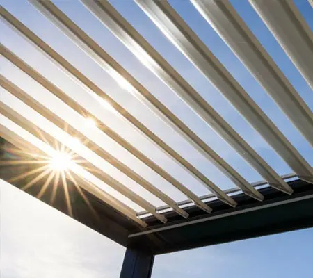 Una pérgola con celosía de aluminio