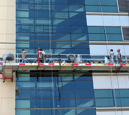 Andamios colgantes para la limpieza de un edificio