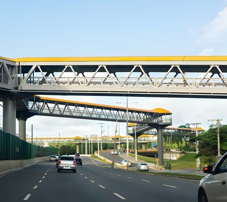 Pasarelas arquitectónicas de hierro sobre una autopista