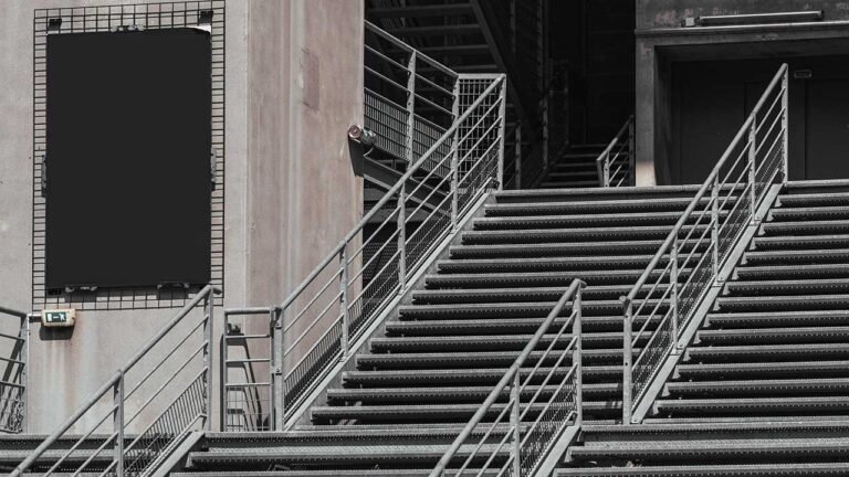 Escalones de acero en calle