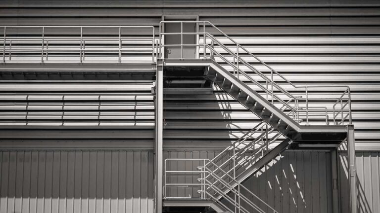 Escalones de acero de almacén