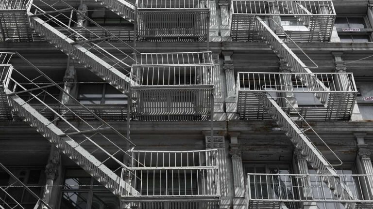 Instalación de escalones de acero en condominio
