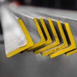 piezas de angulo de acero inoxidable en bodega