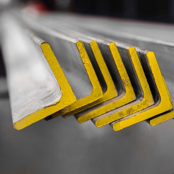 piezas de angulo de acero inoxidable en bodega