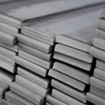 soleras de acero inoxidable apilada en un almacen
