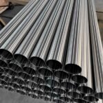 Tubo ornamental de acero inoxidable apilado en stock