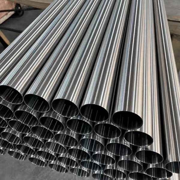 Tubo ornamental de acero inoxidable apilado en stock