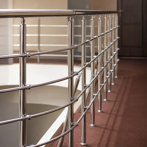 ¿Qué es el acero inoxidable? Composición química y por qué utilizarlo 2 Barandal de escalera industrial construido con acero inoxidable