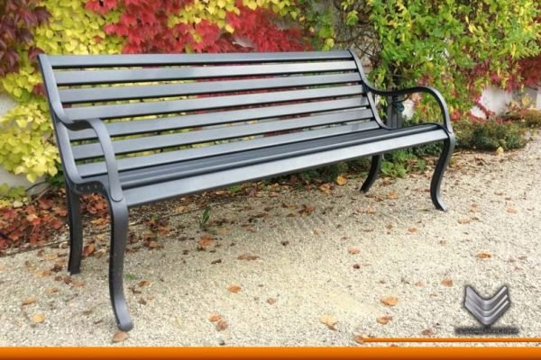 banca de parque hecha con aluminio
