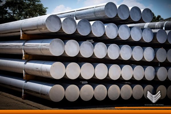 barras de aluminio apiladas una sobre otras