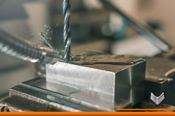 barrenado profundo sobre una pieza metalica
