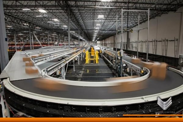curva de una cinta transportadora dentro de una fabrica