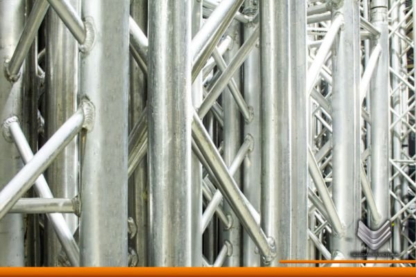 estructuras de aluminio dentro de una construccion