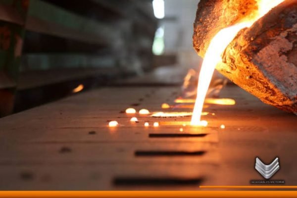 molde con hierro fundido vertiendo su contenido