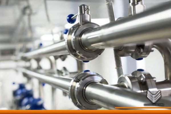 tuberia de acero inoxidable que transporta agua en fabrica